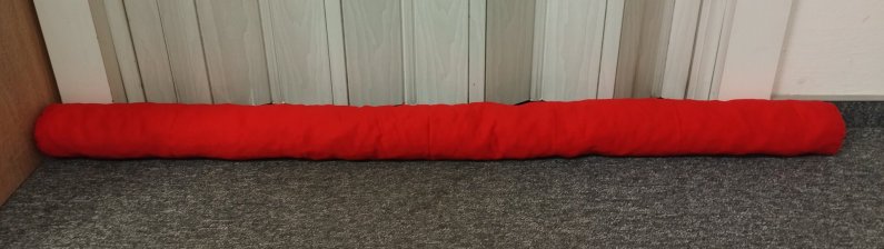 Protiprůvaňák - červený 90 cm